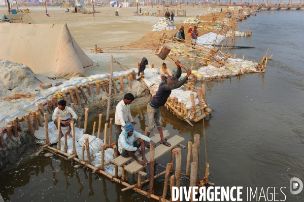 Kumbh Mela Hindu pilgrimage logistics and daily life 2013. Kumbh Mela hindous logistique du pèlerinage et vie quotidienne 2013.