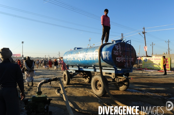 Kumbh Mela Hindu pilgrimage logistics and daily life 2013. Kumbh Mela hindous logistique du pèlerinage et vie quotidienne 2013.