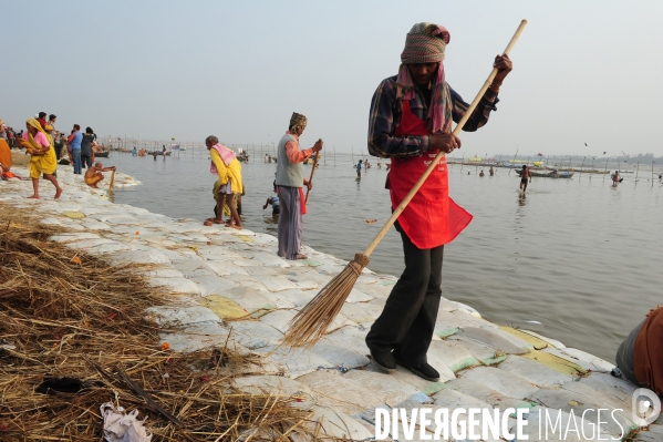 Kumbh Mela Hindu pilgrimage logistics and daily life 2013. Kumbh Mela hindous logistique du pèlerinage et vie quotidienne 2013.