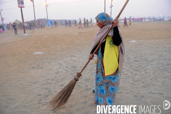 Kumbh Mela Hindu pilgrimage logistics and daily life 2013. Kumbh Mela hindous logistique du pèlerinage et vie quotidienne 2013.