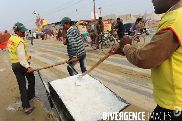 Kumbh Mela Hindu pilgrimage logistics and daily life 2013. Kumbh Mela hindous logistique du pèlerinage et vie quotidienne 2013.