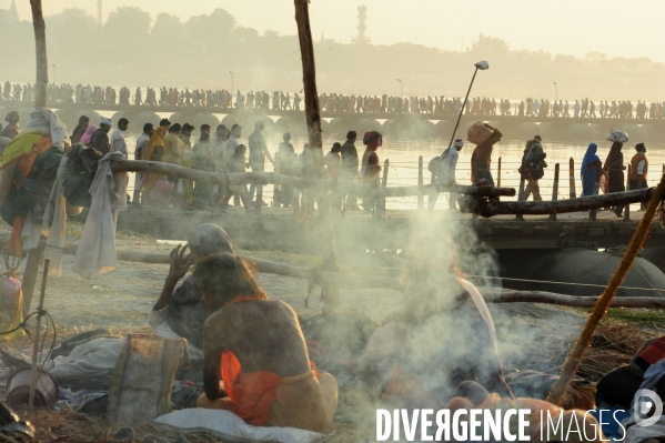 Kumbh Mela Hindu pilgrimage logistics and daily life 2013. Kumbh Mela hindous logistique du pèlerinage et vie quotidienne 2013.