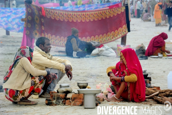 Kumbh Mela Hindu pilgrimage logistics and daily life 2013. Kumbh Mela hindous logistique du pèlerinage et vie quotidienne 2013.