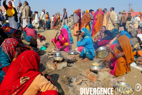 Kumbh Mela Hindu pilgrimage logistics and daily life 2013. Kumbh Mela hindous logistique du pèlerinage et vie quotidienne 2013.