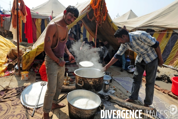 Kumbh Mela Hindu pilgrimage logistics and daily life 2013. Kumbh Mela hindous logistique du pèlerinage et vie quotidienne 2013.