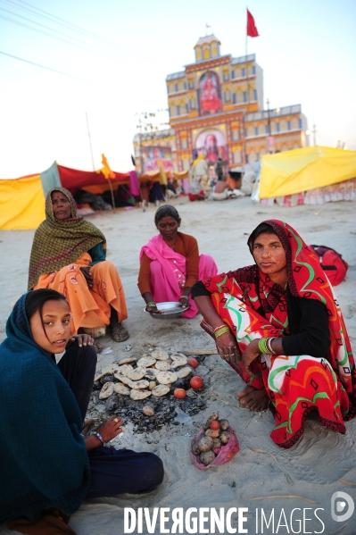 Kumbh Mela Hindu pilgrimage logistics and daily life 2013. Kumbh Mela hindous logistique du pèlerinage et vie quotidienne 2013.