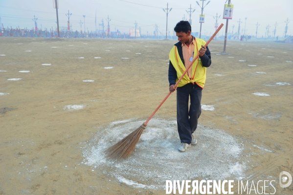 Kumbh Mela Hindu pilgrimage logistics and daily life 2013. Kumbh Mela hindous logistique du pèlerinage et vie quotidienne 2013.