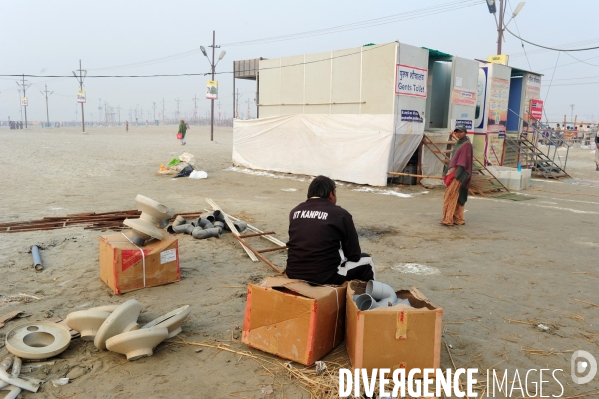 Kumbh Mela Hindu pilgrimage logistics and daily life 2013. Kumbh Mela hindous logistique du pèlerinage et vie quotidienne 2013.