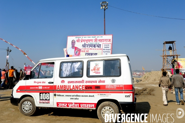 Kumbh Mela Hindu pilgrimage logistics and daily life 2013. Kumbh Mela hindous logistique du pèlerinage et vie quotidienne 2013.