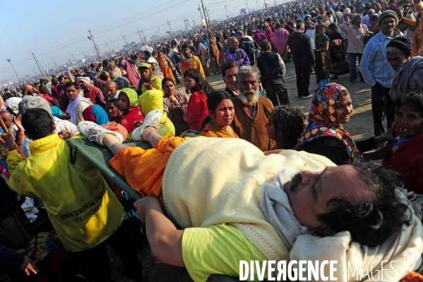 Kumbh Mela Hindu pilgrimage logistics and daily life 2013. Kumbh Mela hindous logistique du pèlerinage et vie quotidienne 2013.