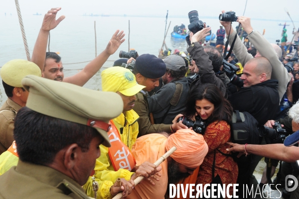 Kumbh Mela Hindu pilgrimage logistics and daily life 2013. Kumbh Mela hindous logistique du pèlerinage et vie quotidienne 2013.