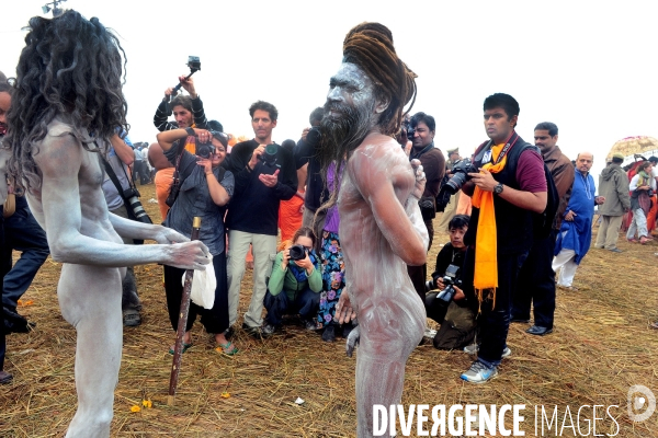 Kumbh Mela Hindu pilgrimage logistics and daily life 2013. Kumbh Mela hindous logistique du pèlerinage et vie quotidienne 2013.