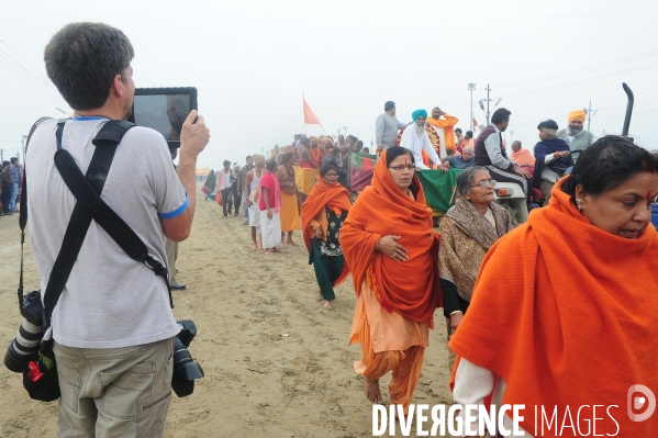 Kumbh Mela Hindu pilgrimage logistics and daily life 2013. Kumbh Mela hindous logistique du pèlerinage et vie quotidienne 2013.