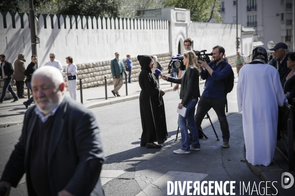 Hommage des musulmans à Hervé Gourdel devant la mosquée de Paris