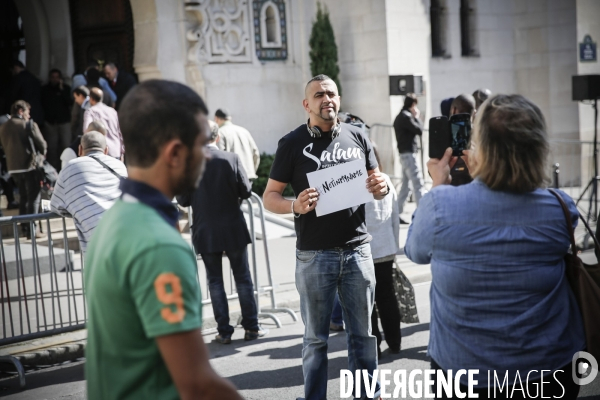 Hommage des musulmans à Hervé Gourdel devant la mosquée de Paris