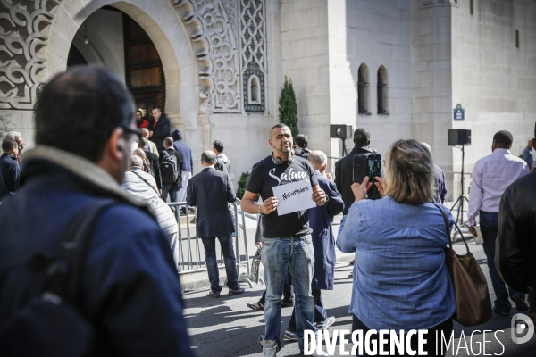 Hommage des musulmans à Hervé Gourdel devant la mosquée de Paris