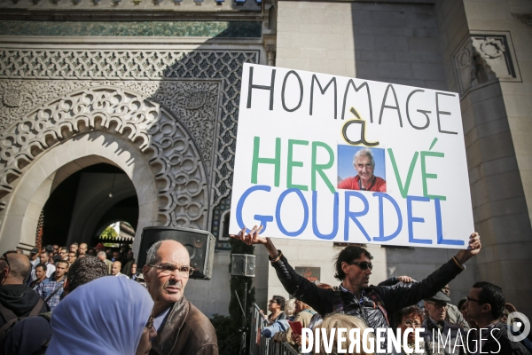 Hommage des musulmans à Hervé Gourdel devant la mosquée de Paris