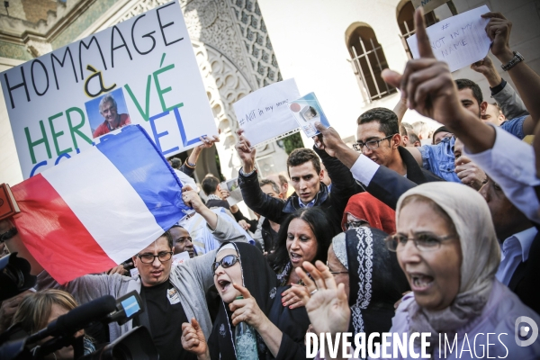 Hommage des musulmans à Hervé Gourdel devant la mosquée de Paris