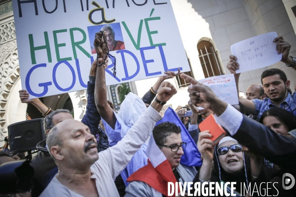 Hommage des musulmans à Hervé Gourdel devant la mosquée de Paris