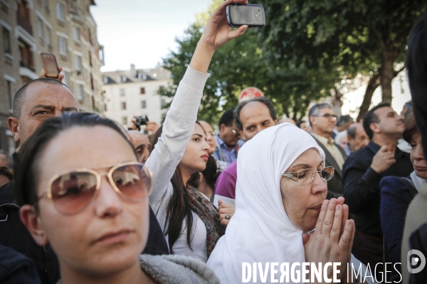 Hommage des musulmans à Hervé Gourdel devant la mosquée de Paris