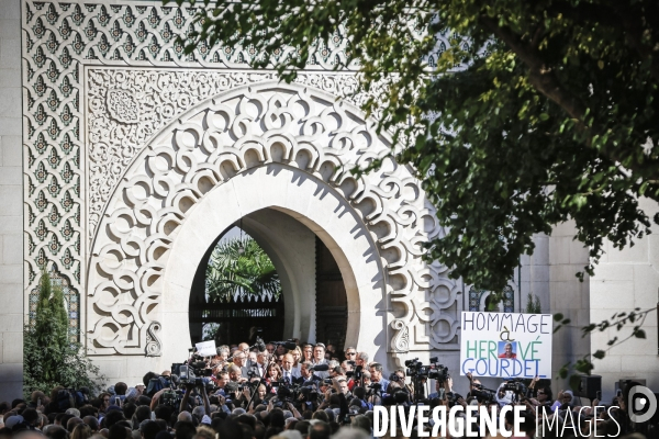 Hommage des musulmans à Hervé Gourdel devant la mosquée de Paris