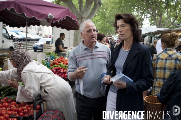 LAUPIES Valérie FN Sur le marché d Arles avant le 1er tour des législatives