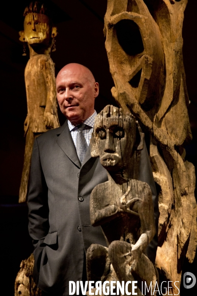 Stéphane MARTIN, Président du Musée du Quai Branly  parmi les oeuvres du carrefour Insulinde, plateau des collections permanentes.