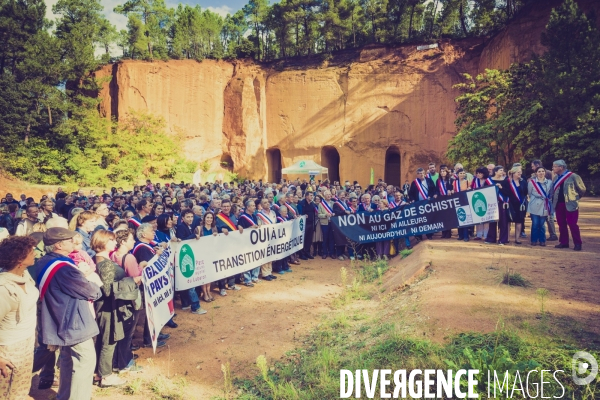 Mobilisation dans les ocres du Luberon contre le gaz de schiste.