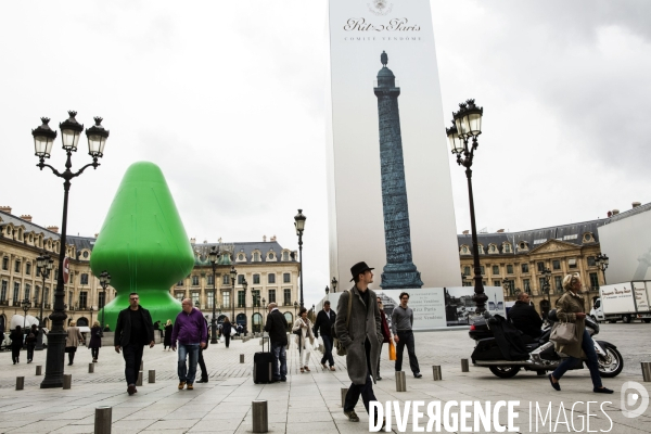 L oeuvre de Paul McCarthy,  Tree , une sculpture gonflable de 24 m de haut,  est exposée place Vendôme dans le cadre de la FIAC à Paris.