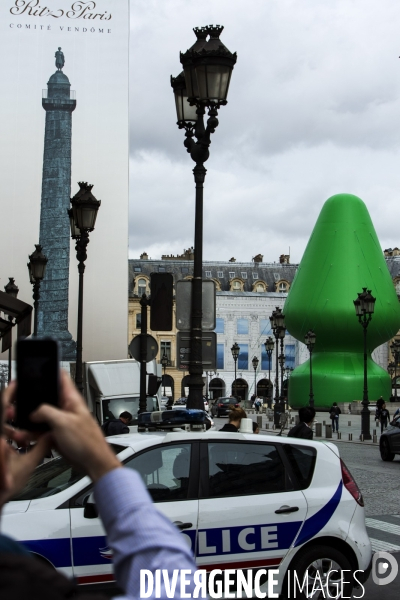 L oeuvre de Paul McCarthy,  Tree , une sculpture gonflable de 24 m de haut,  est exposée place Vendôme dans le cadre de la FIAC à Paris.