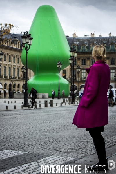 L oeuvre de Paul McCarthy,  Tree , une sculpture gonflable de 24 m de haut,  est exposée place Vendôme dans le cadre de la FIAC à Paris.