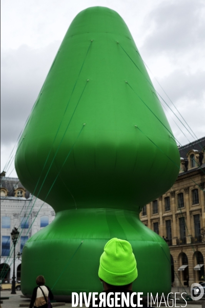 L oeuvre de Paul McCarthy,  Tree , une sculpture gonflable de 24 m de haut,  est exposée place Vendôme dans le cadre de la FIAC à Paris.