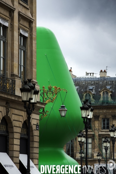 L oeuvre de Paul McCarthy,  Tree , une sculpture gonflable de 24 m de haut,  est exposée place Vendôme dans le cadre de la FIAC à Paris.