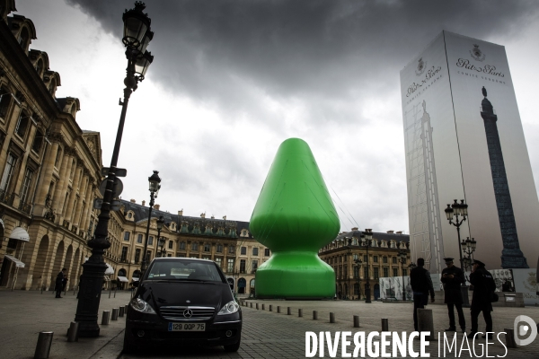 L oeuvre de Paul McCarthy,  Tree , une sculpture gonflable de 24 m de haut,  est exposée place Vendôme dans le cadre de la FIAC à Paris.