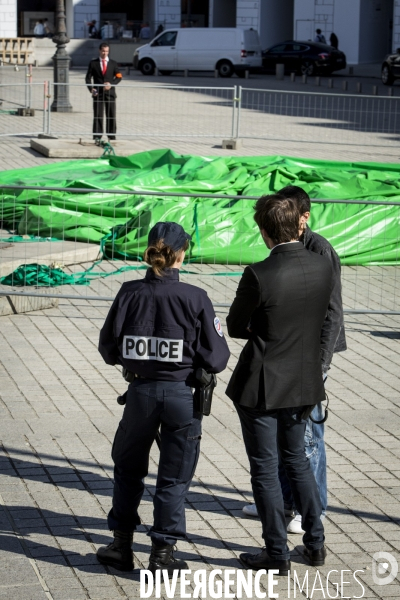 Des vandales dégonflent le «sapin» controversé de l artiste américain Paul MC CARTHY.