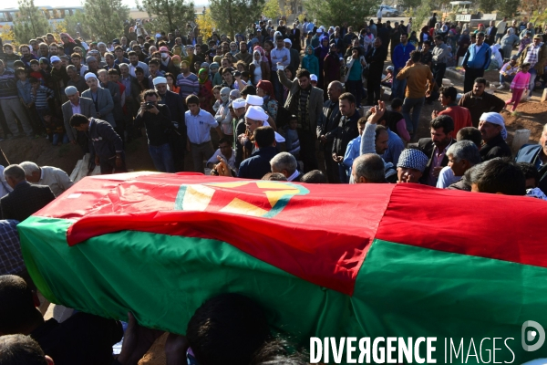 Funeral of Kurdish fighters, killed in the fighting with the Islamic State in Kobani. Funérailles de combattants kurdes, tués dans les combats avec l État islamique en Kobané.