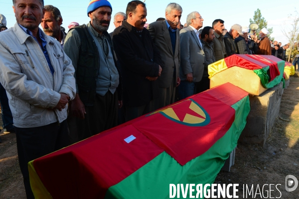 Funeral of Kurdish fighters, killed in the fighting with the Islamic State in Kobani. Funérailles de combattants kurdes, tués dans les combats avec l ¢tat islamique en Kobané.