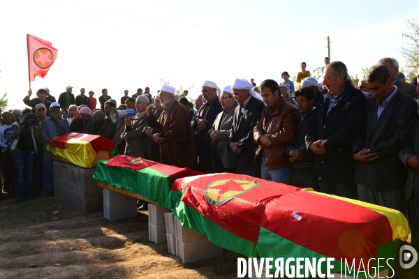Funeral of Kurdish fighters, killed in the fighting with the Islamic State in Kobani. Funérailles de combattants kurdes, tués dans les combats avec l État islamique en Kobané.