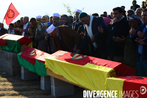 Funeral of Kurdish fighters, killed in the fighting with the Islamic State in Kobani. Funérailles de combattants kurdes, tués dans les combats avec l ¢tat islamique en Kobané.