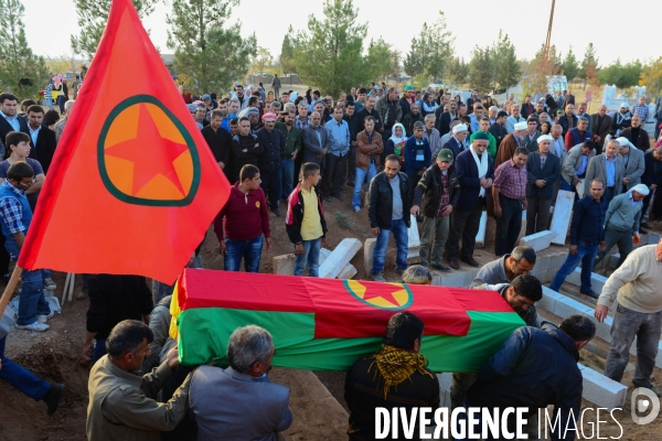 Funeral of Kurdish fighters, killed in the fighting with the Islamic State in Kobani. Funérailles de combattants kurdes, tués dans les combats avec l ¢tat islamique en Kobané.