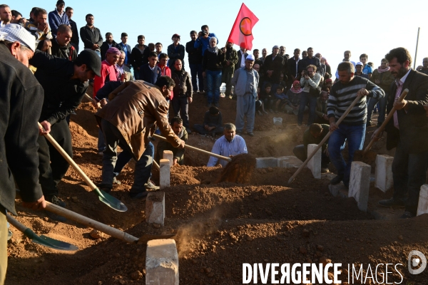 Funeral of Kurdish fighters, killed in the fighting with the Islamic State in Kobani. Funérailles de combattants kurdes, tués dans les combats avec l État islamique en Kobané.