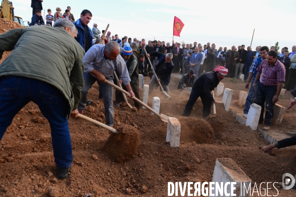 Funeral of Kurdish fighters, killed in the fighting with the Islamic State in Kobani. Funérailles de combattants kurdes, tués dans les combats avec l ¢tat islamique en Kobané.