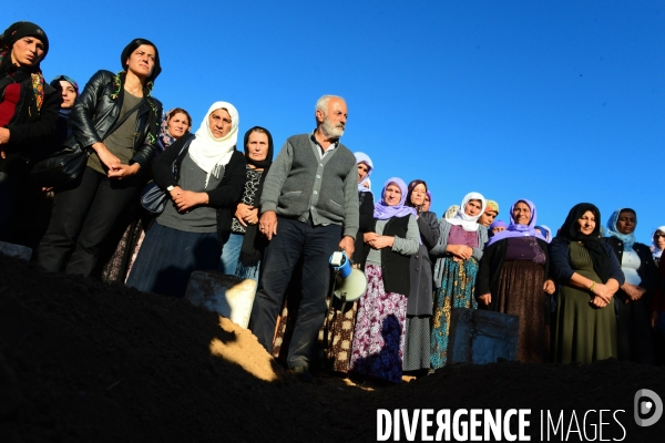 Funeral of Kurdish fighters, killed in the fighting with the Islamic State in Kobani. Funérailles de combattants kurdes, tués dans les combats avec l ¢tat islamique en Kobané.