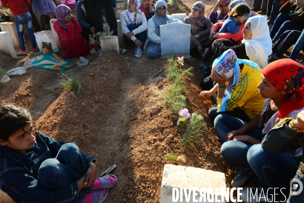 Funeral of Kurdish fighters, killed in the fighting with the Islamic State in Kobani. Funérailles de combattants kurdes, tués dans les combats avec l État islamique en Kobané.