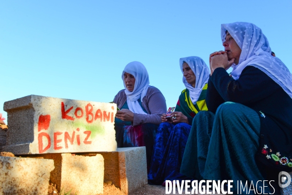 Funeral of Kurdish fighters, killed in the fighting with the Islamic State in Kobani. Funérailles de combattants kurdes, tués dans les combats avec l ¢tat islamique en Kobané.