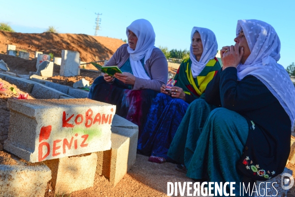 Funeral of Kurdish fighters, killed in the fighting with the Islamic State in Kobani. Funérailles de combattants kurdes, tués dans les combats avec l ¢tat islamique en Kobané.