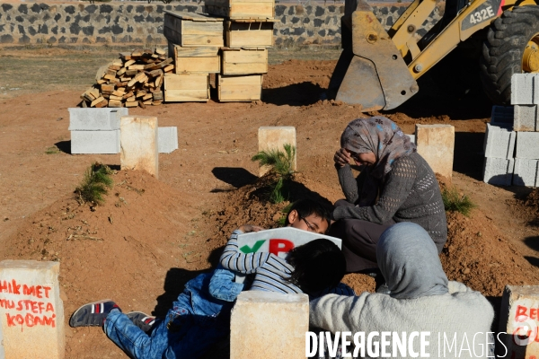 Funeral of Kurdish fighters, killed in the fighting with the Islamic State in Kobani. Funérailles de combattants kurdes, tués dans les combats avec l ¢tat islamique en Kobané.