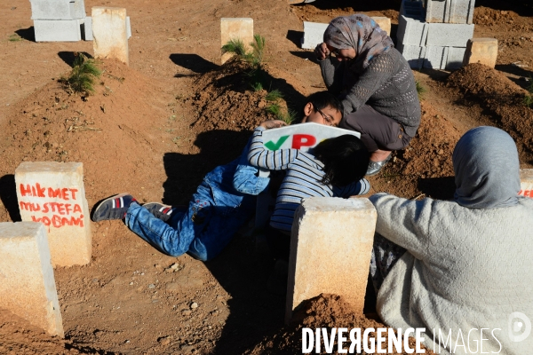 Funeral of Kurdish fighters, killed in the fighting with the Islamic State in Kobani. Funérailles de combattants kurdes, tués dans les combats avec l ¢tat islamique en Kobané.