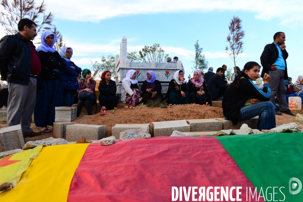 Funeral of Kurdish fighters, killed in the fighting with the Islamic State in Kobani. Funérailles de combattants kurdes, tués dans les combats avec l ¢tat islamique en Kobané.