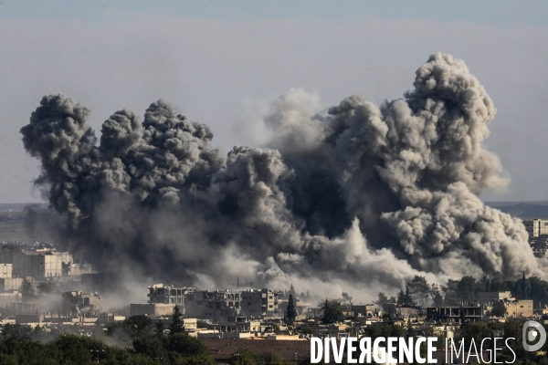 Combat in Kobani, Turkey-Syria Border. Combat dans Kobané, Frontaliers entre Syrie et Turquie.